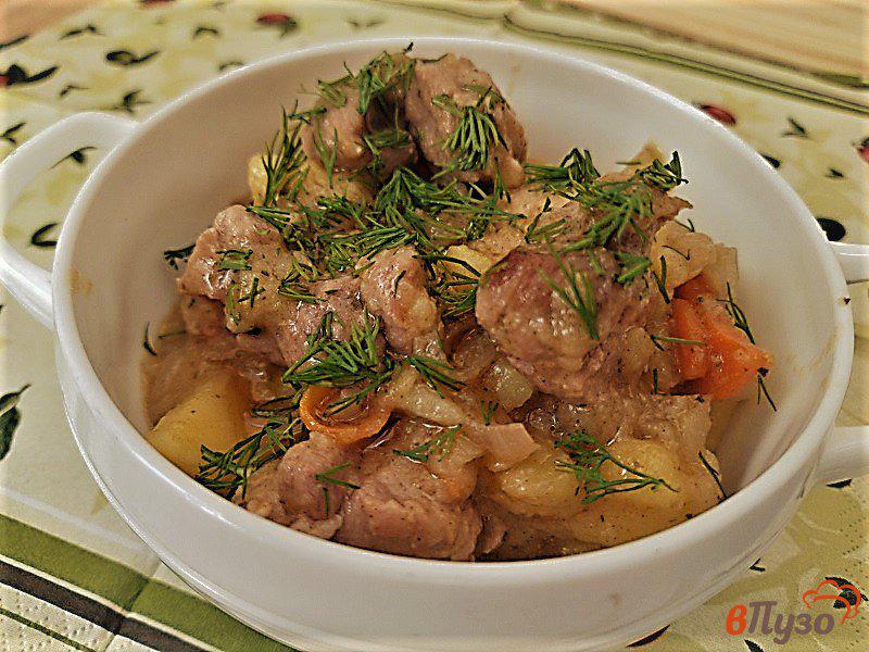 Фото приготовление рецепта: Свинина тушеная в казане с картофелем шаг №7