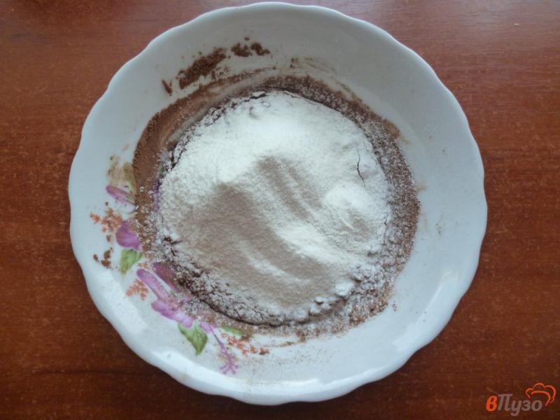 Фото приготовление рецепта: Шоколадный кекс в микроволновке без яиц шаг №3
