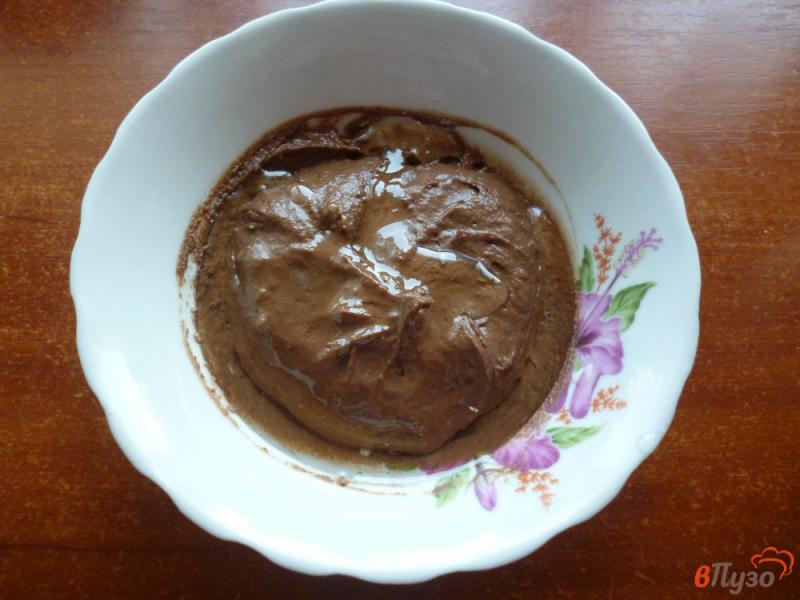 Фото приготовление рецепта: Шоколадный кекс в микроволновке без яиц шаг №4
