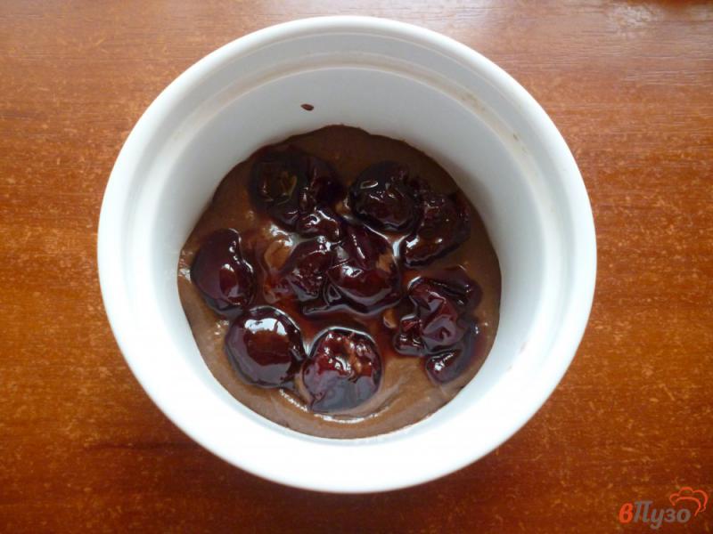 Фото приготовление рецепта: Шоколадный кекс в микроволновке без яиц шаг №5