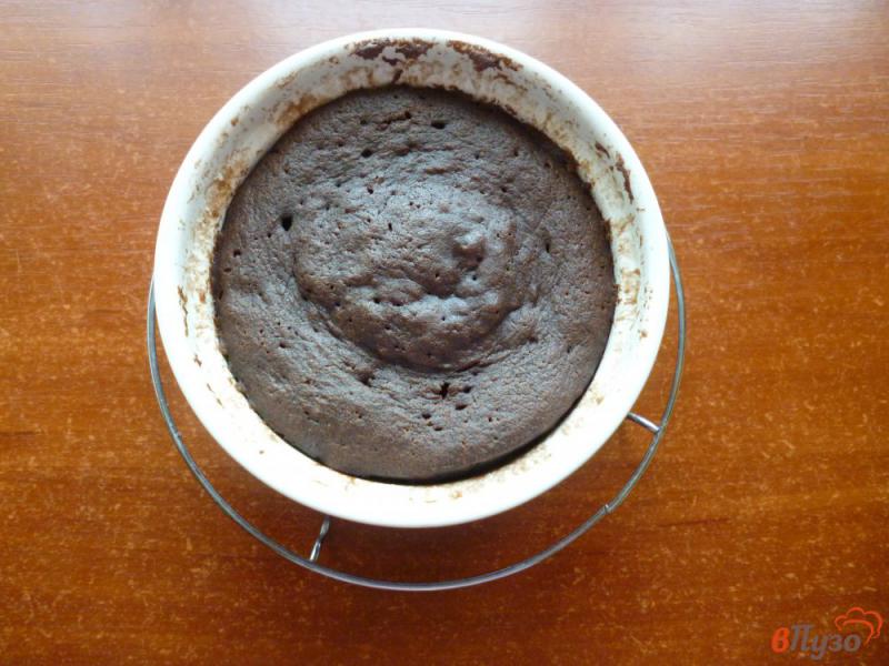 Фото приготовление рецепта: Шоколадный кекс в микроволновке без яиц шаг №7