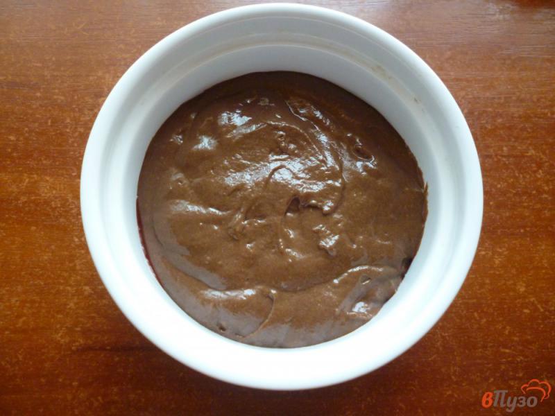 Фото приготовление рецепта: Шоколадный кекс в микроволновке без яиц шаг №6