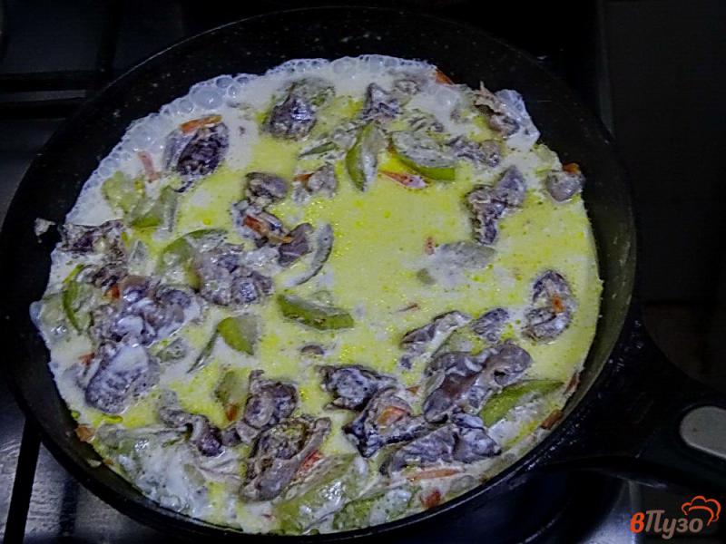 Фото приготовление рецепта: Куриные желудки с кабачками в сливочном соусе шаг №9