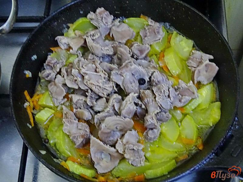 Фото приготовление рецепта: Куриные желудки с кабачками в сливочном соусе шаг №7