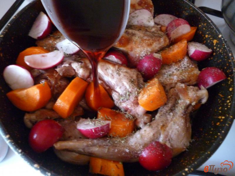 Фото приготовление рецепта: Кролик тушёный в красном вине шаг №5
