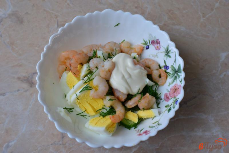 Фото приготовление рецепта: Салат с огурцами яйцами и креветками шаг №3