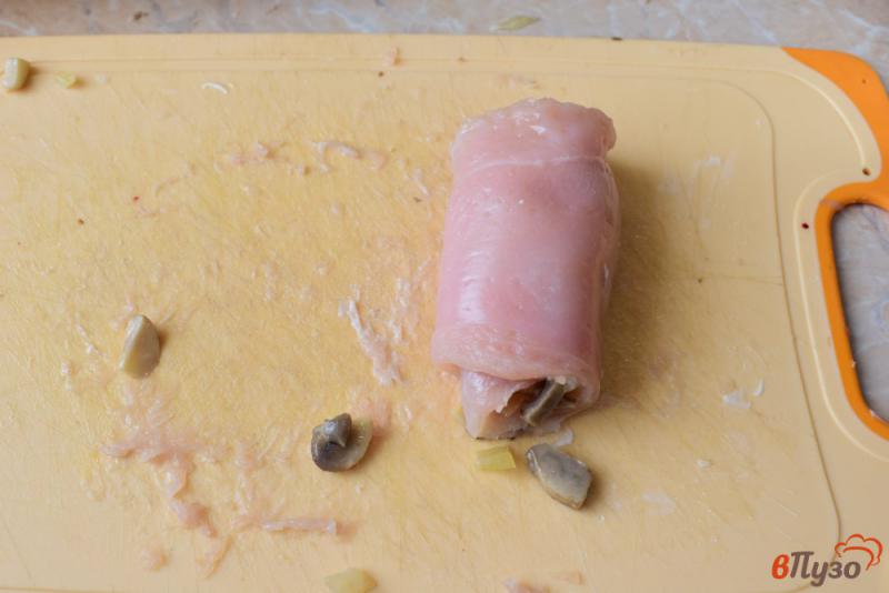 Фото приготовление рецепта: Куриные рулет с грибной начинкой шаг №3