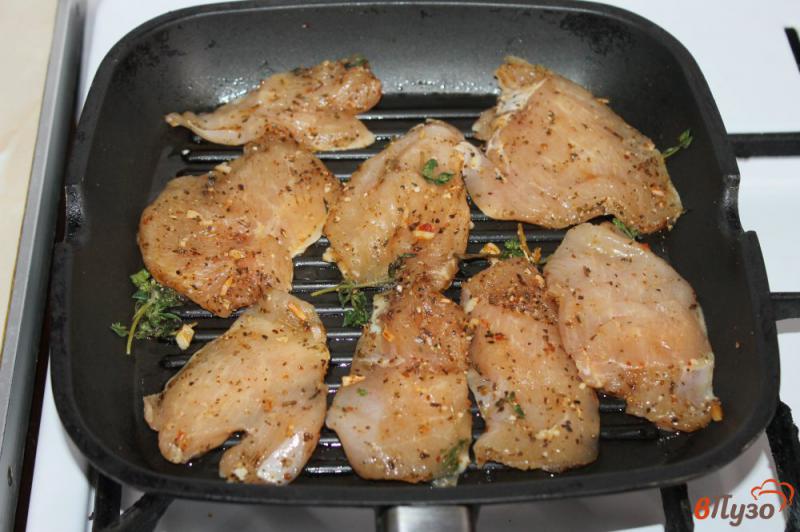 Фото приготовление рецепта: Салат с курицей и фетой шаг №2
