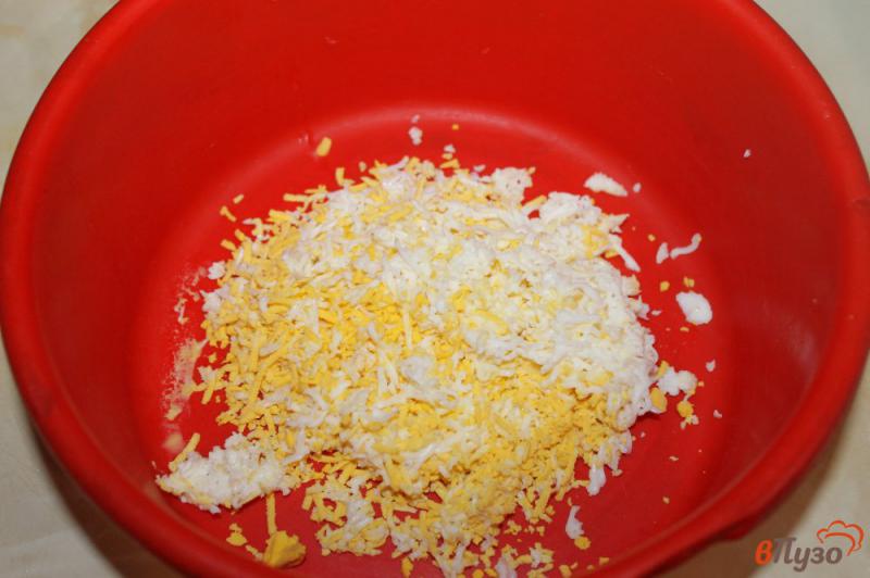 Фото приготовление рецепта: Салат по - домашнему из свеклы с сыром и яйцом шаг №1