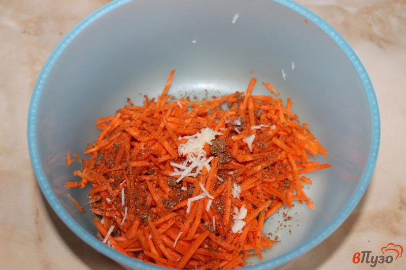 Фото приготовление рецепта: Морковь по - корейски с приправой шаг №4