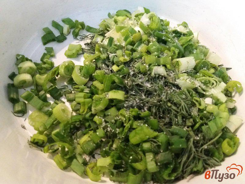 Фото приготовление рецепта: Окрошка на кефире с зеленью и яйцом шаг №3