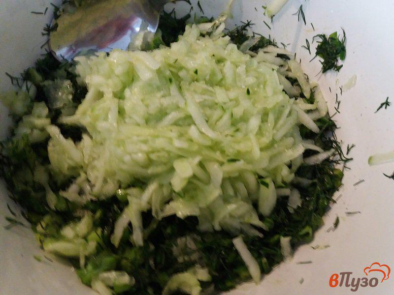Фото приготовление рецепта: Окрошка на кефире с зеленью и яйцом шаг №5