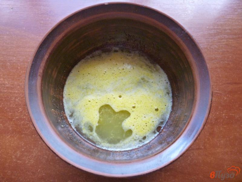 Фото приготовление рецепта: Оладьи на сыворотке с клубникой шаг №2
