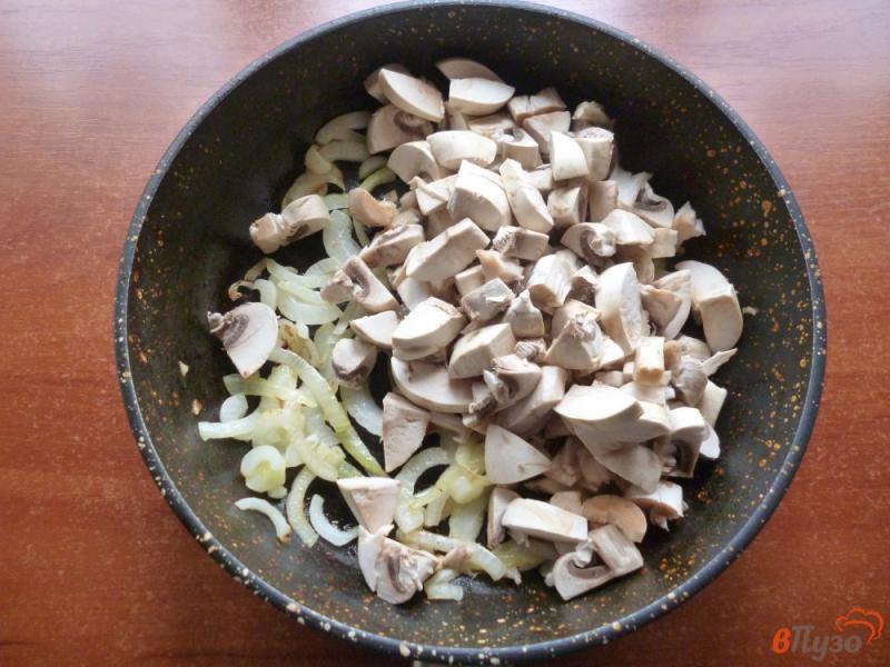 Фото приготовление рецепта: Картофельная запеканка с шампиньонами шаг №3