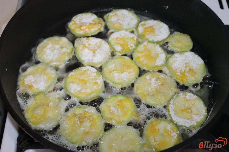Фото приготовление рецепта: Жареные кабачки с помидорным соусом шаг №5