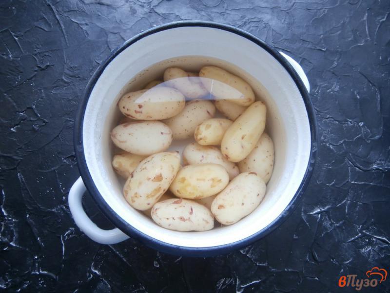 Фото приготовление рецепта: Молодой картофель с заправкой из брынзы шаг №1