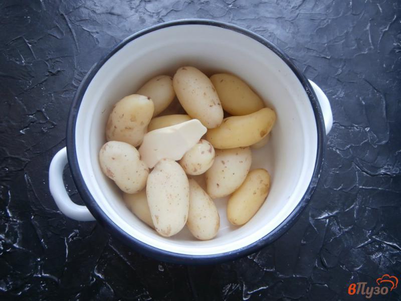 Фото приготовление рецепта: Молодой картофель с заправкой из брынзы шаг №2