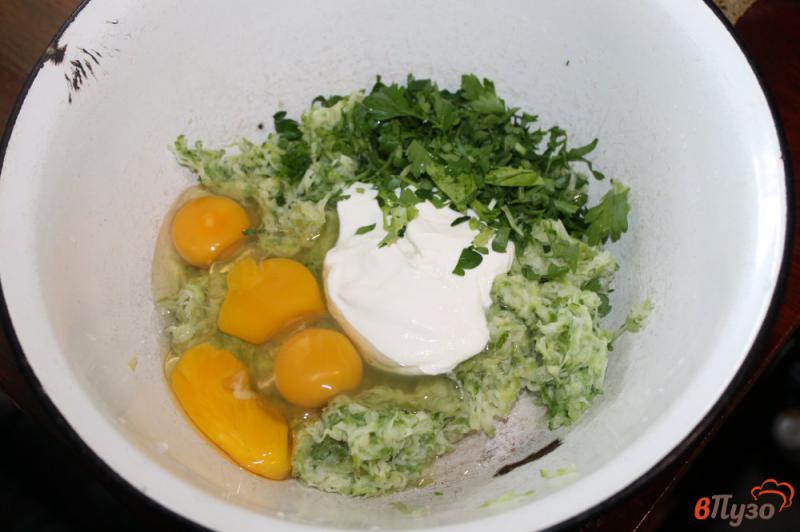 Фото приготовление рецепта: Оладьи из замороженного кабачка с яйцом шаг №2