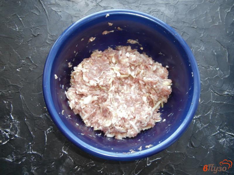Фото приготовление рецепта: Свиные фрикадельки с капустой в томатном соусе шаг №4