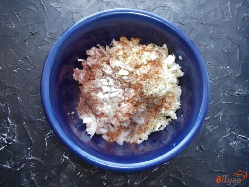Фото приготовление рецепта: Свиные фрикадельки с капустой в томатном соусе шаг №3