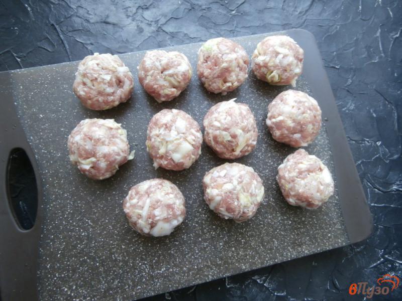 Фото приготовление рецепта: Свиные фрикадельки с капустой в томатном соусе шаг №5