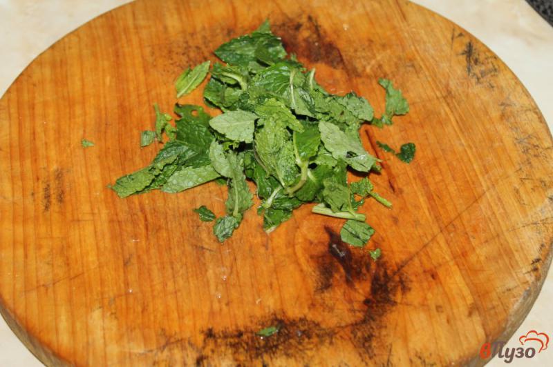 Фото приготовление рецепта: Безалкогольное мохито с лаймом и клубникой шаг №2