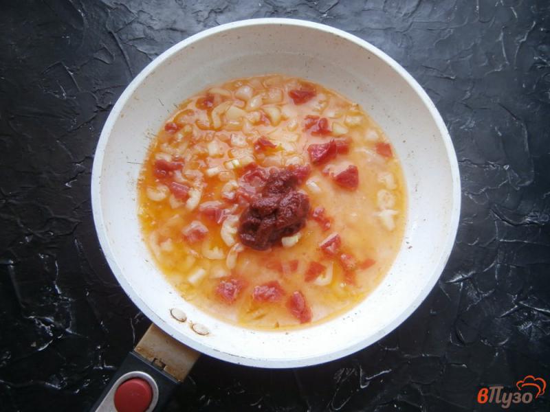 Фото приготовление рецепта: Свиные фрикадельки с капустой в томатном соусе шаг №7