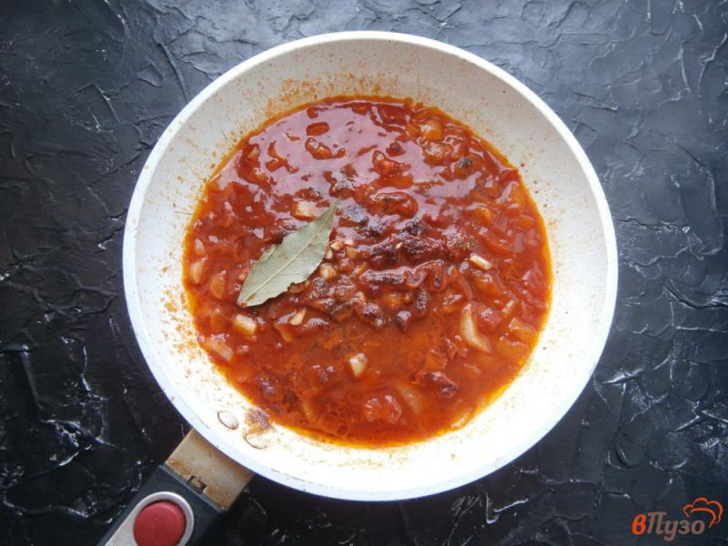 Фото приготовление рецепта: Свиные фрикадельки с капустой в томатном соусе шаг №8