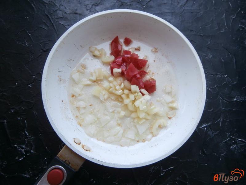 Фото приготовление рецепта: Свиные фрикадельки с капустой в томатном соусе шаг №6