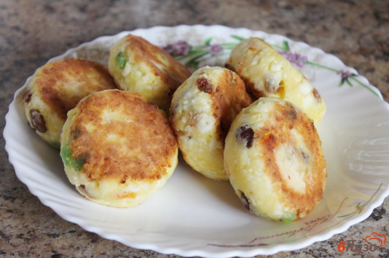 Фото приготовление рецепта: Сырники с цукатами из киви и дыни шаг №7