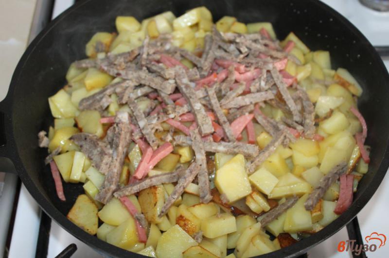 Фото приготовление рецепта: Жареный картофель с мясом и колбасой шаг №3