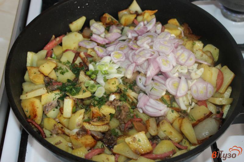 Фото приготовление рецепта: Жареный картофель с мясом и колбасой шаг №4