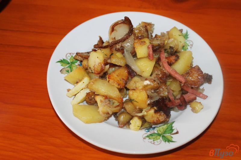 Фото приготовление рецепта: Жареный картофель с мясом и колбасой шаг №5