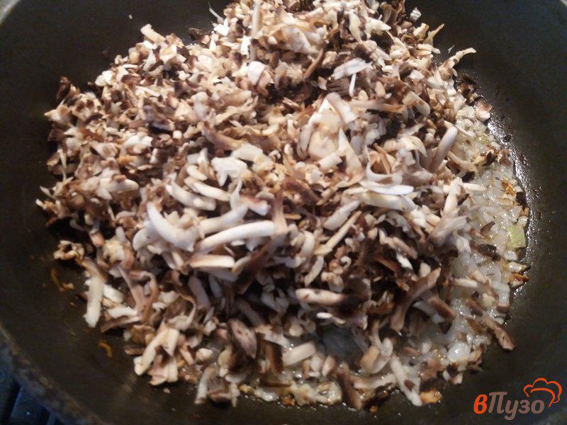 Фото приготовление рецепта: Слоеные пирожки с грибами и курицей шаг №2