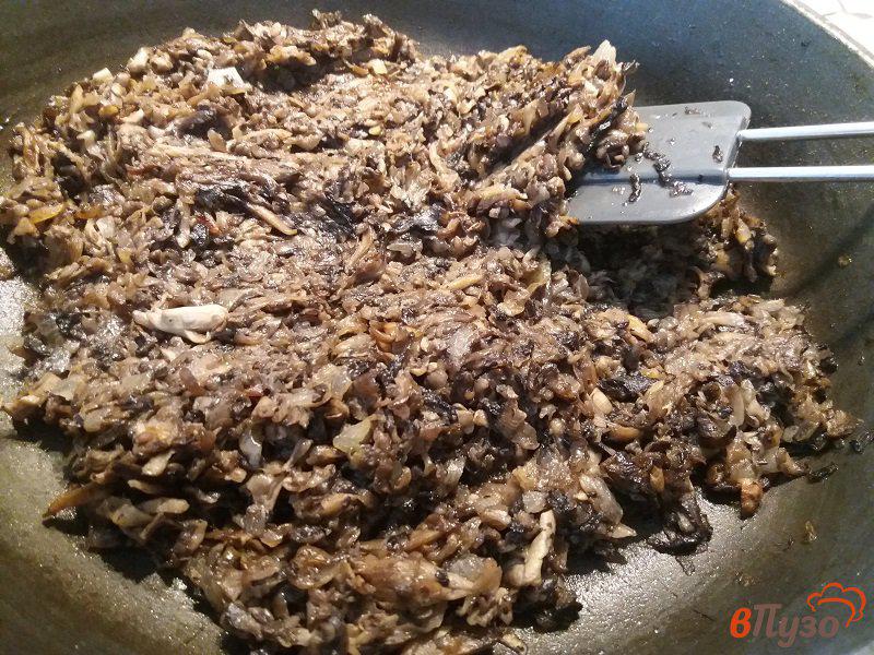 Фото приготовление рецепта: Слоеные пирожки с грибами и курицей шаг №3