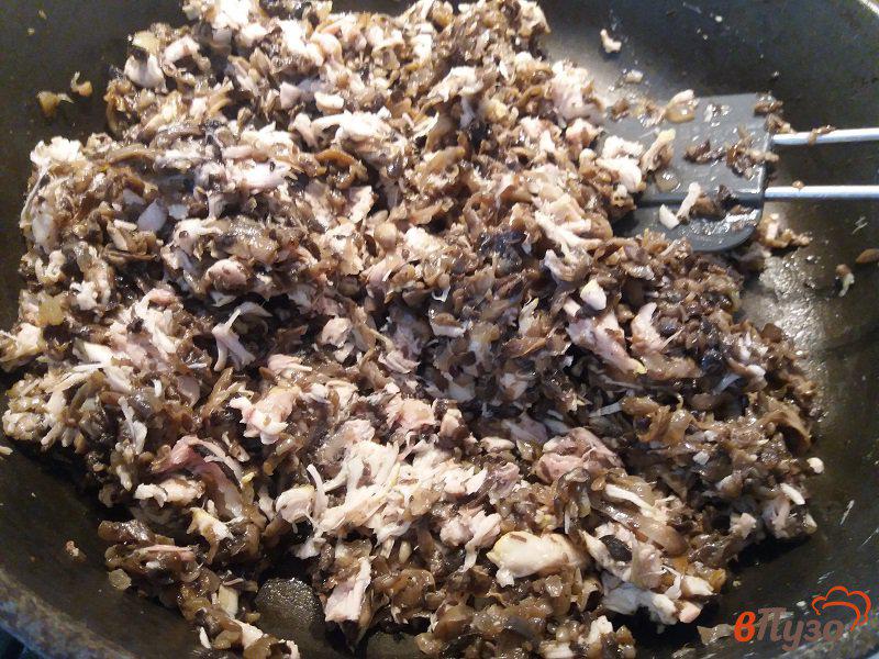 Фото приготовление рецепта: Слоеные пирожки с грибами и курицей шаг №6