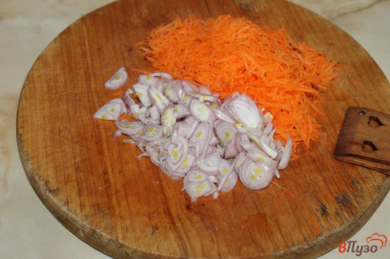 Фото приготовление рецепта: Жульен из грибов и моркови под сыром шаг №3