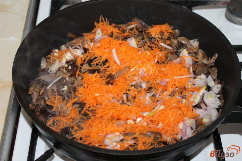 Фото приготовление рецепта: Жульен из грибов и моркови под сыром шаг №4
