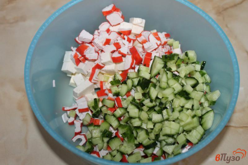 Фото приготовление рецепта: Салат из крабовых палочек и яиц шаг №3