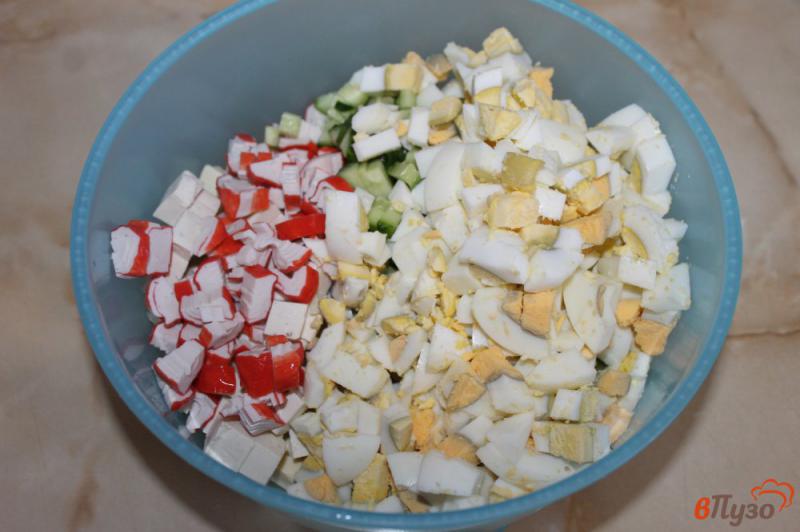 Фото приготовление рецепта: Салат из крабовых палочек и яиц шаг №4