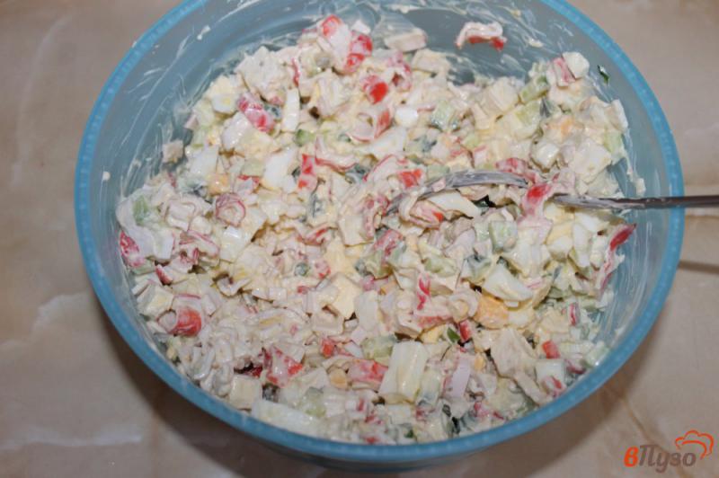 Фото приготовление рецепта: Салат из крабовых палочек и яиц шаг №5