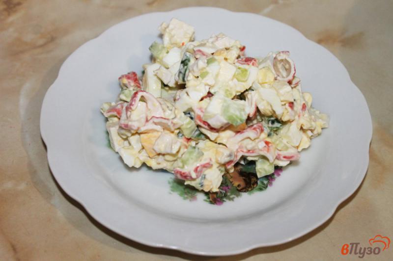 Фото приготовление рецепта: Салат из крабовых палочек и яиц шаг №6