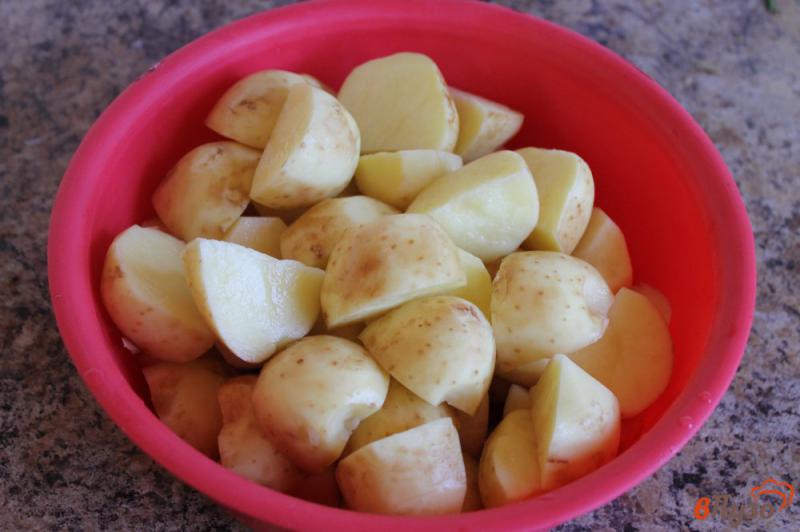 Фото приготовление рецепта: Молодой картофель с поджаркой из сала с луком и чесноком шаг №2