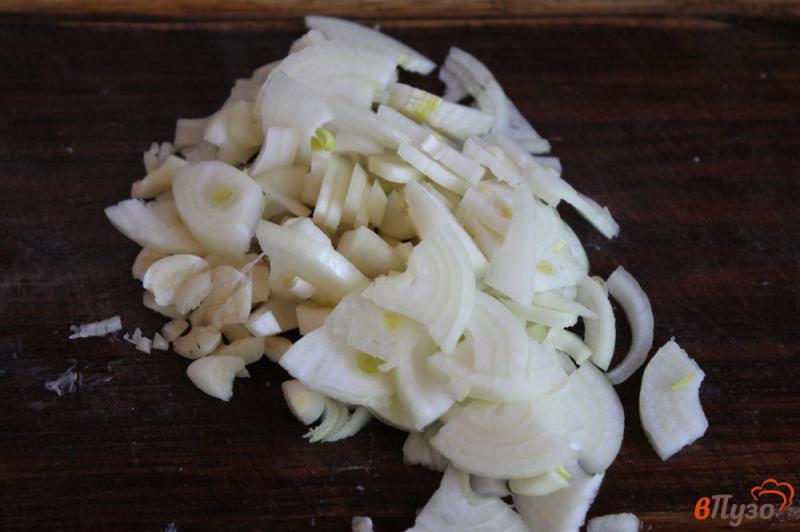 Фото приготовление рецепта: Молодой картофель с поджаркой из сала с луком и чесноком шаг №4