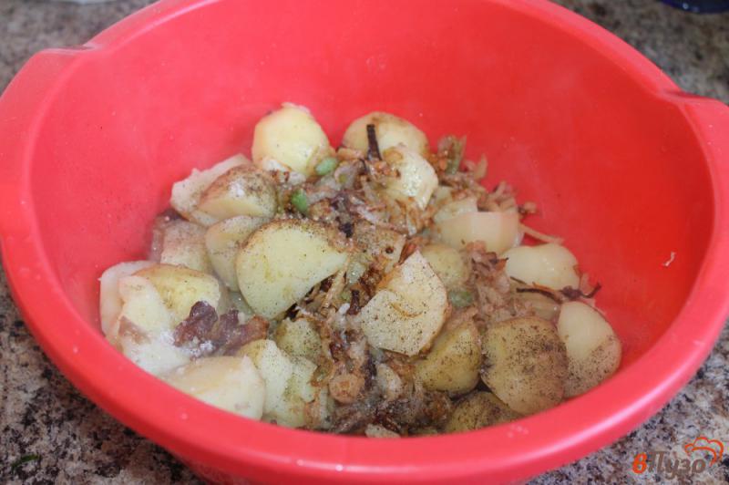 Фото приготовление рецепта: Молодой картофель с поджаркой из сала с луком и чесноком шаг №6