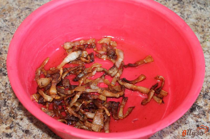 Фото приготовление рецепта: Молодой картофель с поджаркой из сала с луком и чесноком шаг №5