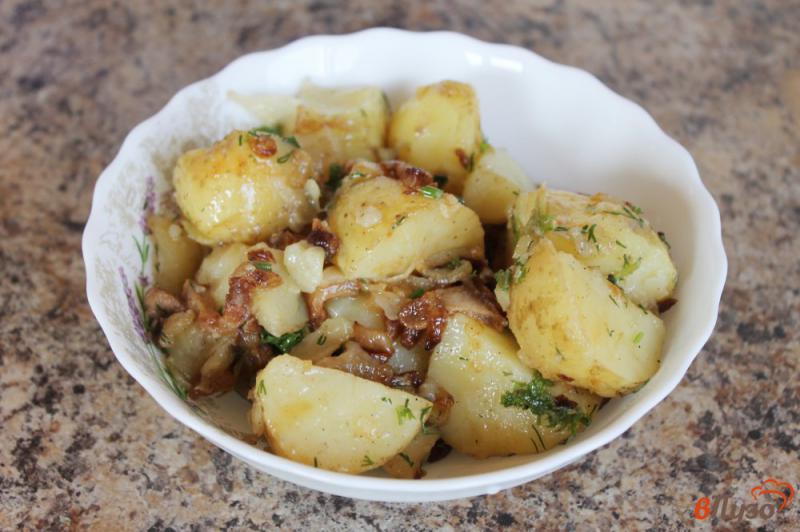 Фото приготовление рецепта: Молодой картофель с поджаркой из сала с луком и чесноком шаг №7