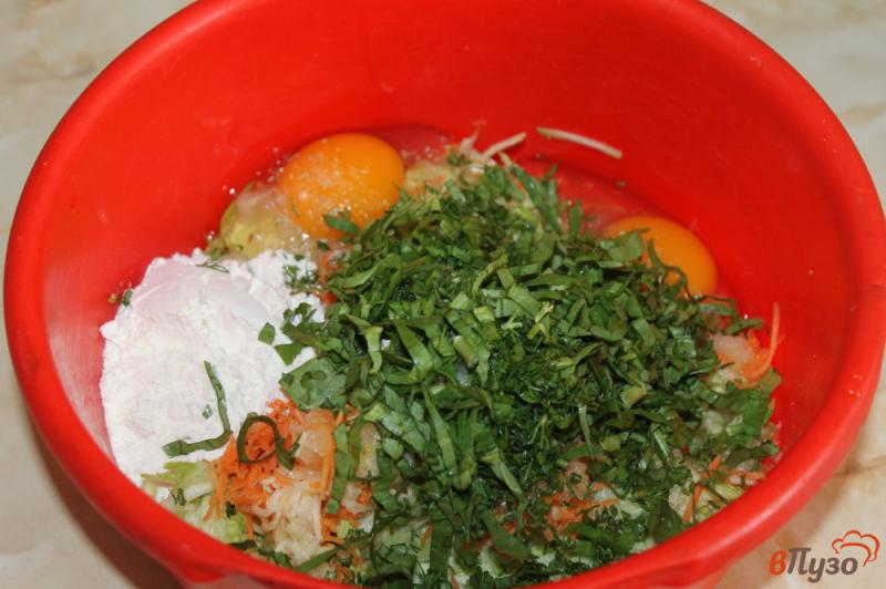 Фото приготовление рецепта: Оладьи из кабачка с морковью шаг №4