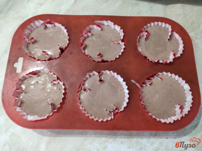 Фото приготовление рецепта: Кексы на вишнёвом сиропе шаг №5