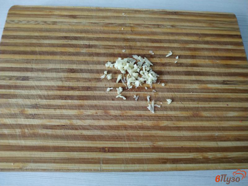 Фото приготовление рецепта: Закуска из крабовых палочек и консервированной кукурузы шаг №2